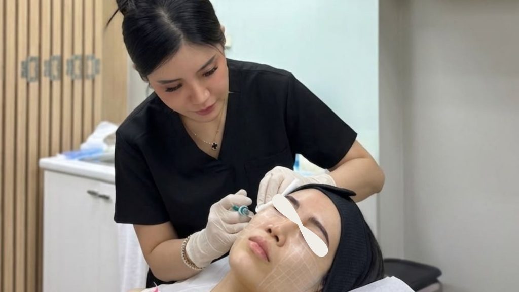 Dr. Ong, senior aesthetic physician at The M∙A∙C∙Clinic, performing a skin
booster injection