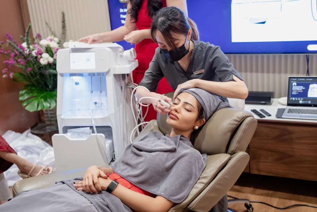 M∙A∙C∙_clinic_Ambassador_-Sanjna_-Suri_at_LIVE_-Demo_Glace_skin_treatment_launc